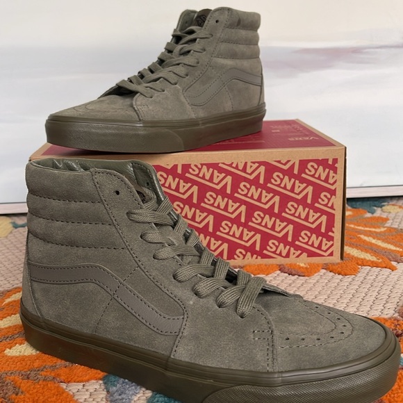 Vans Men’s Sk8-Hi
Mono Suede Olive
VN000CP9OLV
SNEAKERS - Picture 3 of 16